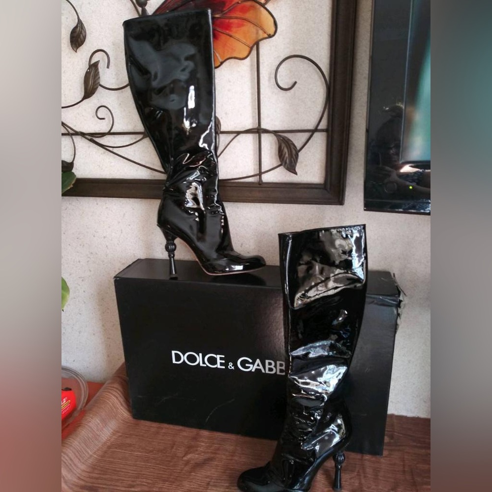 Dolce & Gabbana black patent leather round toe heeled boots in size 38.